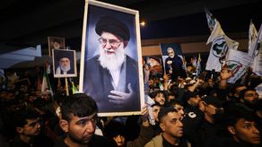 El primer ministro de Israel, Benjamin Netanyahu, llamó a derrocar el régimen iraní tras dar por muerto a su líder supremo Alí Jamenei en un ataque conjunto con Estados Unidos, al que Teherán respondió con misiles contra varias monarquías del Golfo.