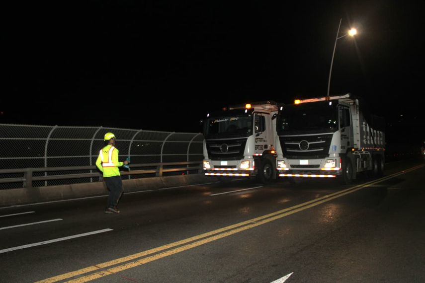 El Ministerio de Obras Públicas (MOP) completó la segunda fase de pruebas de carga controlada en el Puente de las Américas