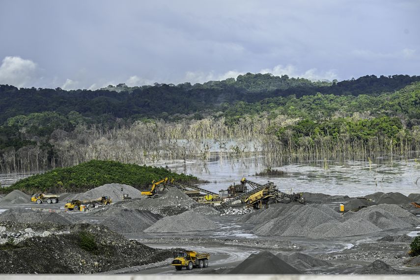 Empresarios evalúan cierre de mina con expertos de Chile.