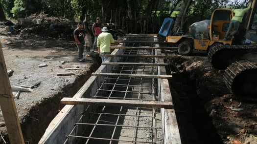 El MOP señaló que los trabajos de construcción de las bases se realizan para ganar tiempo, mientras se espera el traslado desde Panamá, de las estructuras de los puentes modulares para instalarlos.
