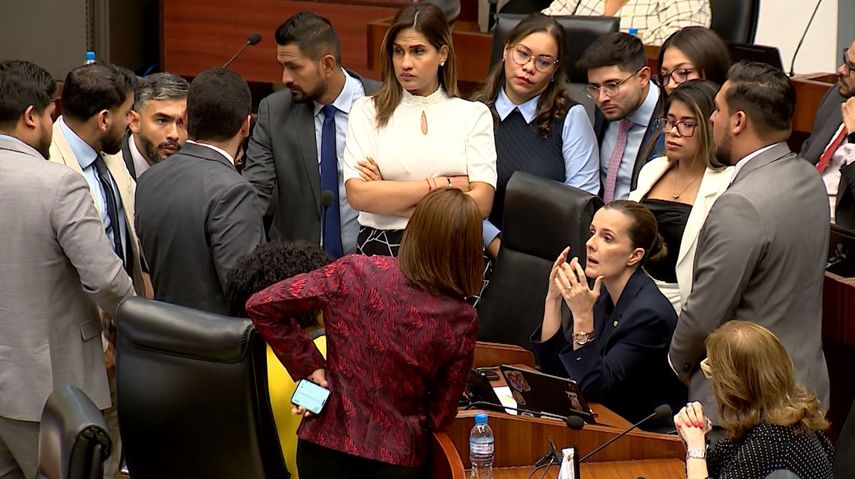 Diputados de Vamos expresaron dudas en la Asamblea sobre contratos temporales de los puertos.