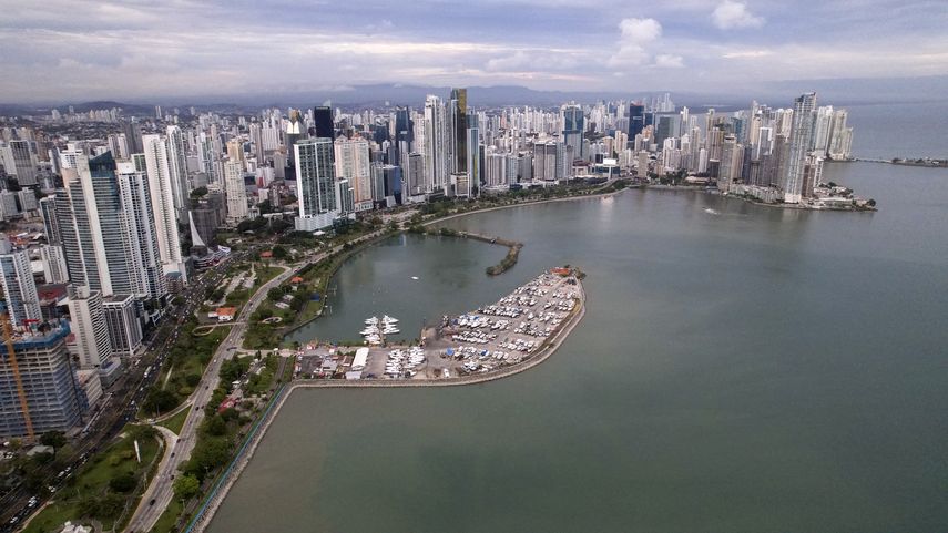 Panamá enfrenta un aumento significativo en su deuda pública, superando los $50 mil millones. Panamá enfrenta un aumento significativo en su deuda pública, superando los $50 mil millones.