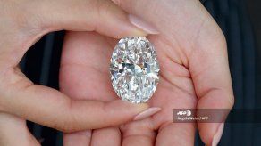 Un diamante blanco de 102 quilates vendido por 15