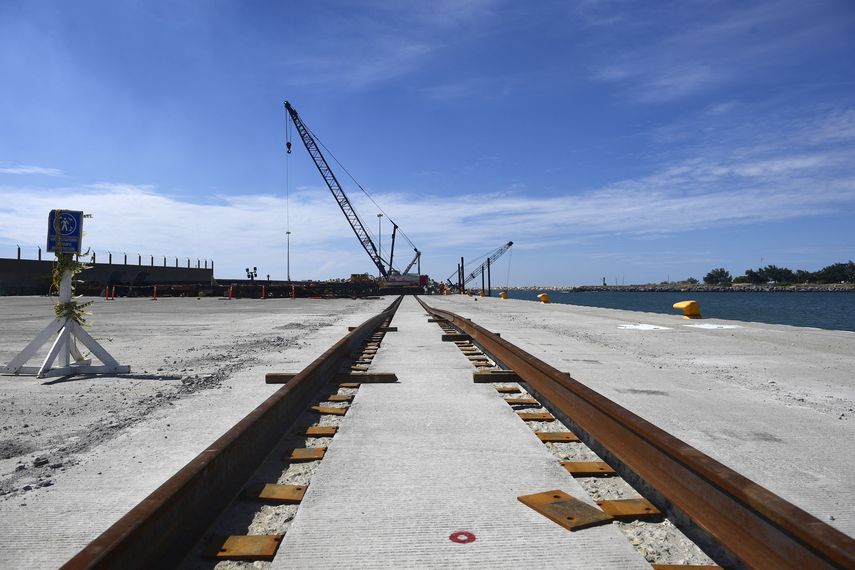 En el Istmo de Tehuantepec, una estrecha porción del territorio de México donde 300 kilómetros separan al Pacífico del Atlántico, se construye un corredor interoceánico como alternativa al Canal de Panamá. En el Istmo de Tehuantepec, una estrecha porción del territorio de México donde 300 kilómetros separan al Pacífico del Atlántico, se construye un corredor interoceánico como alternativa al Canal de Panamá.