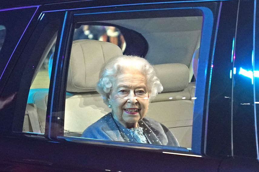 La reina Isabel II apareció el domingo por las noche sonriente y contenta en un espectáculo ecuestre en Windsor, primera gran celebración de su
