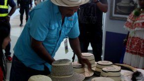 Sombrero pintao de Panamá se exhibe ante miles de viajeros