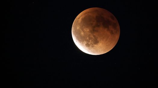 Un eclipse lunar total dejó este martes una Luna de sangre que fue visible durante aproximadamente una hora desde el este de Asia hasta América central y del norte. En Tokio, sobre las 20.00 hora local (11.00 GMT) la Luna de sangre apenas era visible debido a las nubes que han cubierto el cielo durante todo el día. Un eclipse lunar total dejó este martes una Luna de sangre que fue visible durante aproximadamente una hora desde el este de Asia hasta América central y del norte. En Tokio, sobre las 20.00 hora local (11.00 GMT) la Luna de sangre apenas era visible debido a las nubes que han cubierto el cielo durante todo el día.
