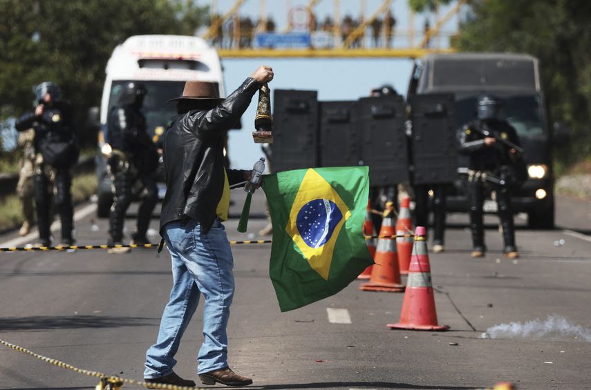La justicia de Brasil continuará este viernes la votación que puede dejar al expresidente Jair Bolsonaro inelegible durante ocho años si es hallado culpable de abuso de poder. La justicia de Brasil continuará este viernes la votación que puede dejar al expresidente Jair Bolsonaro inelegible durante ocho años si es hallado culpable de abuso de poder.
