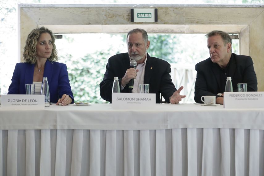 El país del istmo recibe anualmente cerca de 18 millones de turistas, la mayoría de los cuales hacen escala hacia otros destinos de América y solo 2,5 millones ingresan efectivamente a Panamá. El país del istmo recibe anualmente cerca de 18 millones de turistas, la mayoría de los cuales hacen escala hacia otros destinos de América y solo 2,5 millones ingresan efectivamente a Panamá.