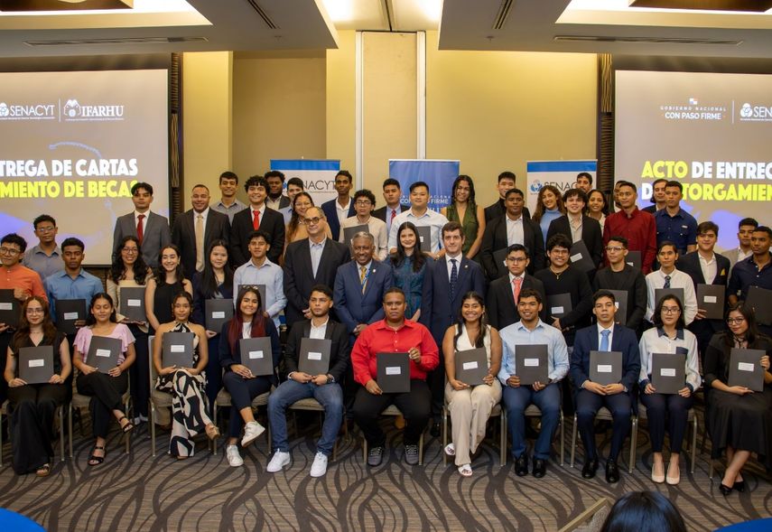 Estudiantes panameños reciben 164 becas para estudios de pregrado, maestría y doctorado