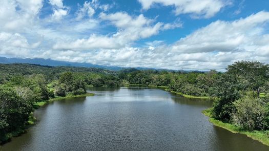 Panamá cuenta con aproximadamente 500 ríos, 67 sistemas lacustres y 52 cuencas hidrográficas. Panamá cuenta con aproximadamente 500 ríos, 67 sistemas lacustres y 52 cuencas hidrográficas.