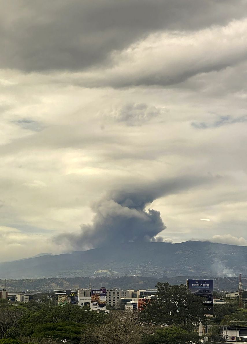 Volcán Poás de Costa Rica arroja ceniza a más de tres km de altura