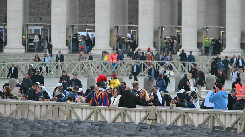 Abre la plaza del Vaticano a los fieles para asistir al funeral del papa Francisco Abre la plaza del Vaticano a los fieles para asistir al funeral del papa Francisco