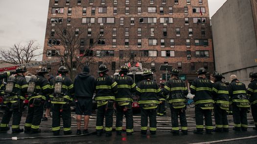 Nueva York: Al menos 19 muertos en incendio de un edificio
