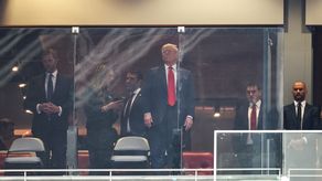 Trump encabeza el homenaje al líder conservador Kirk ante miles de seguidores