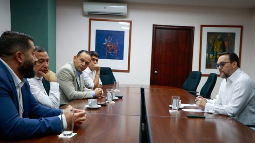 Representantes de empresas de los sectores automotriz, gas y energía para rompeolas presentaron al Ministerio de Comercio e Industrias (MICI) tres proyectos estratégicos orientados a su expansión comercial, durante una reunión encabezada por el ministro Julio Moltó. Representantes de empresas de los sectores automotriz, gas y energía para rompeolas presentaron al Ministerio de Comercio e Industrias (MICI) tres proyectos estratégicos orientados a su expansión comercial, durante una reunión encabezada por el ministro Julio Moltó.