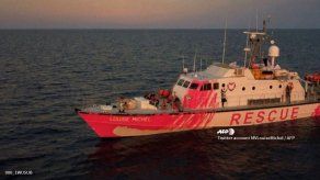 Guardacostas italianos evacúan a 49 migrantes del barco de Banksy