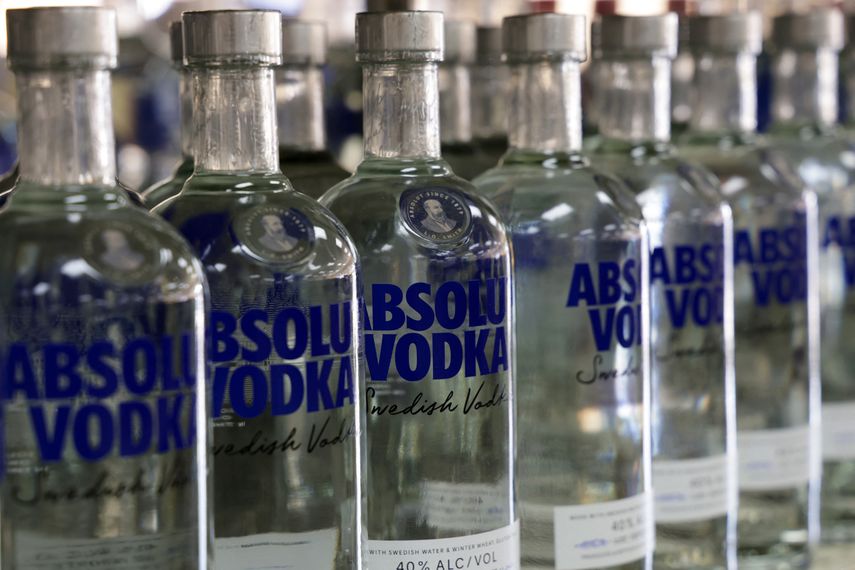 El fabricante sueco de licores The Absolut Company, anunció el martes que dejará de exportar a Rusia su vodka, uno de los más vendidos en el mundo, por los llamados a boicotear la marca en Suecia y en las redes sociales.