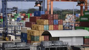 CK Hutchison cae un 1,8 % en bolsa tras perder el control de sus dos puertos en Panamá