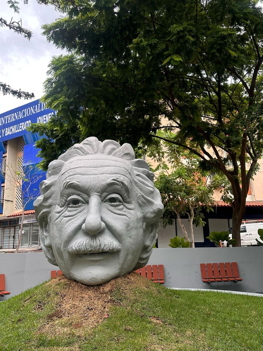 La Cabeza de Einstein ha sido, por décadas, un punto de encuentro en El Cangrejo. La Cabeza de Einstein ha sido, por décadas, un punto de encuentro en El Cangrejo.