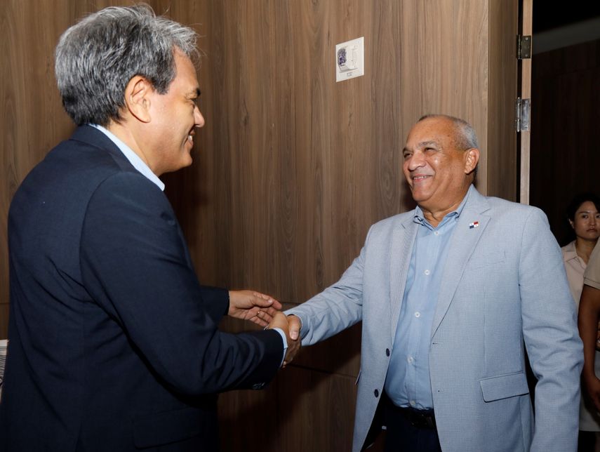 El ministro fue enfático en que el Ministerio de Ambiente (MiAMBIENTE) no actúa por presión de nadie; son las leyes, preciso las que conducen el camino y las decisiones de la institución. El ministro fue enfático en que el Ministerio de Ambiente (MiAMBIENTE) no actúa por presión de nadie; son las leyes, preciso las que conducen el camino y las decisiones de la institución.
