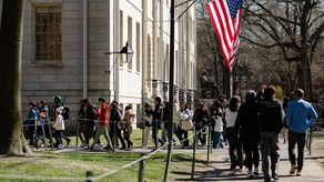 Harvard reta en la corte la orden de Trump que niega visas a estudiantes