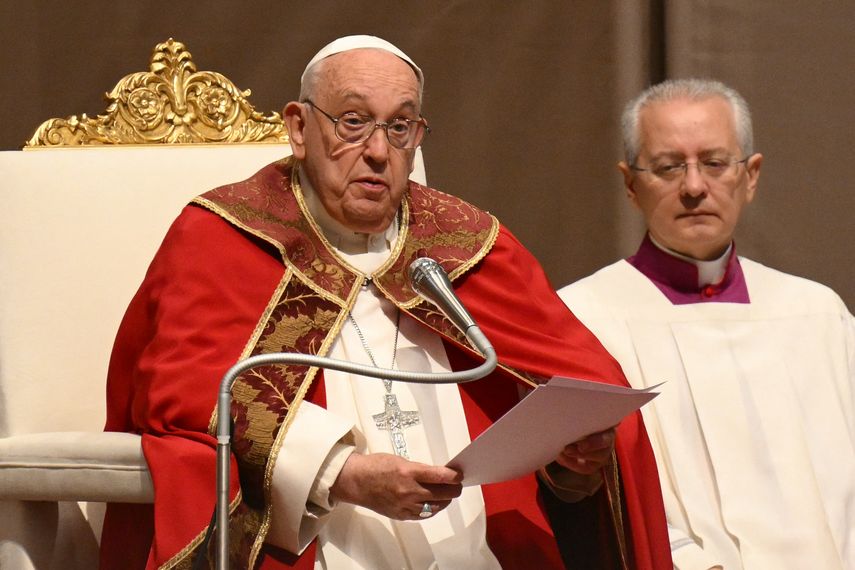 El papa Francisco criticó el lunes ante representantes de los bancos italianos los excesos de un sistema financiero que "pisotea a las personas" y pidió de nuevo la condonación de la deuda de los países en dificultades. El papa Francisco criticó el lunes ante representantes de los bancos italianos los excesos de un sistema financiero que "pisotea a las personas" y pidió de nuevo la condonación de la deuda de los países en dificultades. 