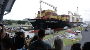 A partir de este martes los tránsitos por el Canal de Panamá se reducen a 32 diarios, de una media de 36, la segunda restricción de este año a causa del déficit de lluvias que afecta a los dos embalses que alimentan no solo a esta vía, la única de agua dulce del mundo, sino también a la mitad de la población del país centroamericano.