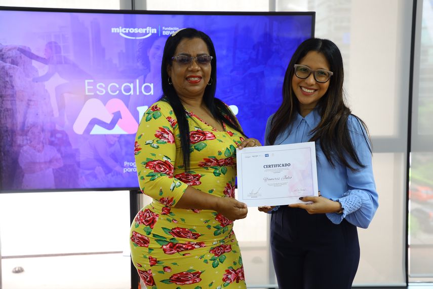 Mujeres migrantes y refugiadas, así como nacionales de diferentes provincias del país, todas microempresarias y en pleno desarrollo de sus negocios, participaron del programa de formación para el empoderamiento Escala Mujer. Mujeres migrantes y refugiadas, así como nacionales de diferentes provincias del país, todas microempresarias y en pleno desarrollo de sus negocios, participaron del programa de formación para el empoderamiento Escala Mujer.