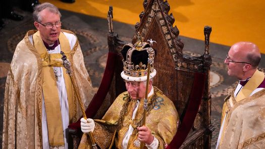 El Rey Carlos III recibe la corona de San Eduardo. Foto: AFP