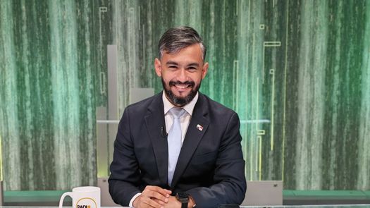 Luis Duke cuestiona cifras del Meduca y pide priorizar infraestructura sobre laptops Luis Duke cuestiona cifras del Meduca y pide priorizar infraestructura sobre laptops