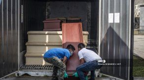 En un cementerio de Lima las cremaciones no se detienen