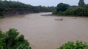 Esta madrugada, se registraron crecida de ríos e inundaciones en el distrito de Barú debido a las constantes lluvias.