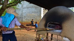Genaro Córdoba el maestro que prepara roscas en horno de barro