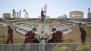 La estatal Petróleos de Venezuela (PDVSA) confirmó este miércoles que está en un proceso de negociación con Estados Unidos para la venta de volúmenes de crudo, luego de que el presidente Donald Trump asegurara que el Ejecutivo de Caracas está dispuesto a entregarles de 30 a 50 millones de barriles de petróleo.&nbsp;