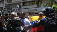 La policía venezolana dispersó este jueves con gases lacrimógenos a manifestantes que protestan por mejoras salariales en una marcha que buscaba llegar al palacio presidencial de Miraflores en Caracas, Venezuela, constató un equipo de AFP. La policía venezolana dispersó este jueves con gases lacrimógenos a manifestantes que protestan por mejoras salariales en una marcha que buscaba llegar al palacio presidencial de Miraflores en Caracas, Venezuela, constató un equipo de AFP.