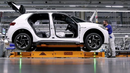 Fabricantes de coches se fijan 2040 como fecha límite para acabar con vehículos contaminantes