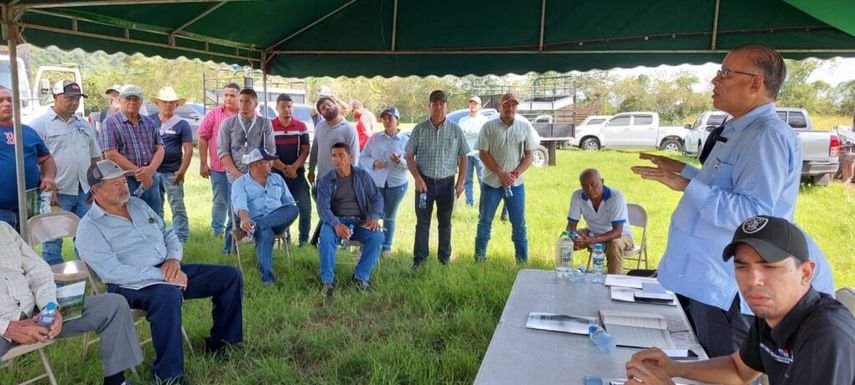 Las autoridades del MIDA en la provincia, también destacaron la construcción de más de 3,000 abrevaderos a nivel nacional. Las autoridades del MIDA en la provincia, también destacaron la construcción de más de 3,000 abrevaderos a nivel nacional.