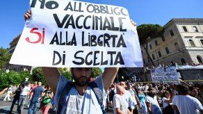 Un millar de personas se manifiestan en Roma contra las mascarillas y vacunas