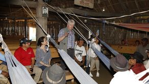 Padre del ex primer ministro Boris Johnson visita archipiélago de Guna Yala