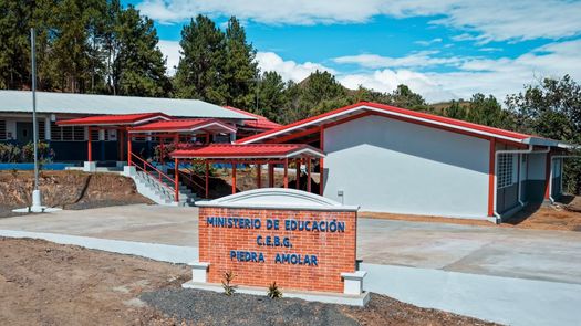 La escuela fue entregada por Meduca mediante un acto oficial.