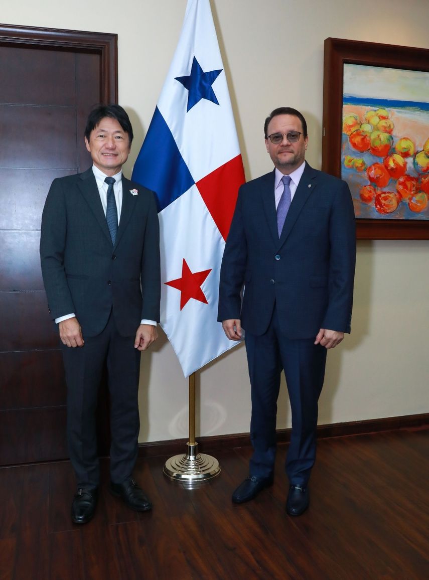 El ministro de Comercio e Industrias (MICI), Julio Moltó, sostuvo una reunión con el embajador de Japón en Panamá, Hideo Fukushima, y el Primer Secretario de Economía, Hideaki Kotake, con el objetivo de fortalecer la agenda comercial bilateral. El ministro de Comercio e Industrias (MICI), Julio Moltó, sostuvo una reunión con el embajador de Japón en Panamá, Hideo Fukushima, y el Primer Secretario de Economía, Hideaki Kotake, con el objetivo de fortalecer la agenda comercial bilateral.