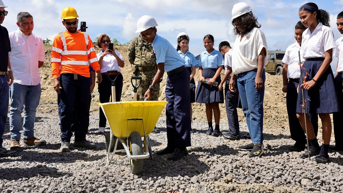 Estudiantes de Panamá Este participaron de la primera palada del proyecto. Estudiantes de Panamá Este participaron de la primera palada del proyecto.