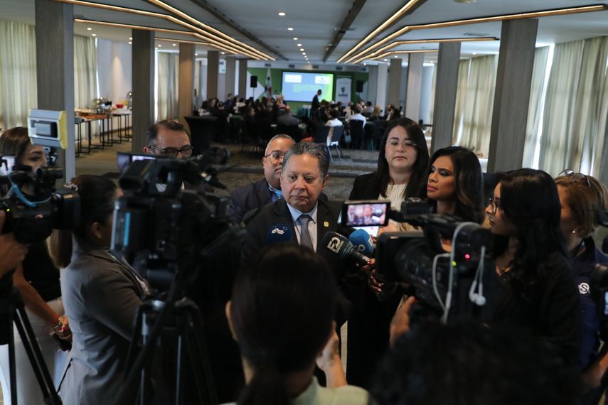 Viceministro de Salud de Panamá, Manuel Zambrano. Viceministro de Salud de Panamá, Manuel Zambrano.