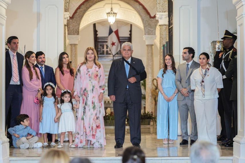 Arranca campaña contra el cáncer con encendido de luces en Presidencia