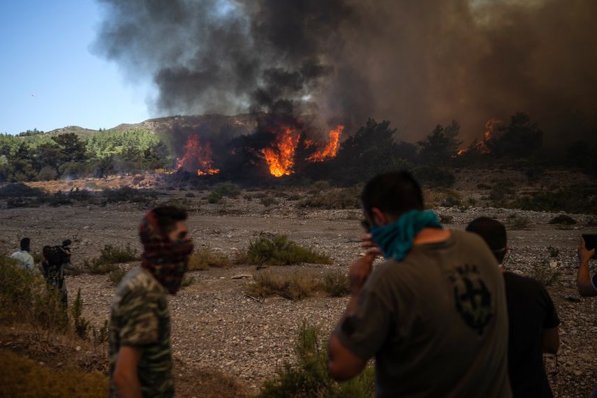 Grecia: carrera contrarreloj para contener incendio