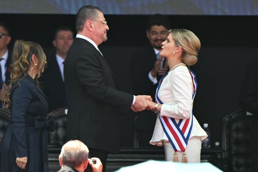 La derechista Laura Fernández asumió este viernes la presidencia de Costa Rica con un proyecto de mano dura contra el narcotráfico y concentración de poderes tutelado por su antecesor