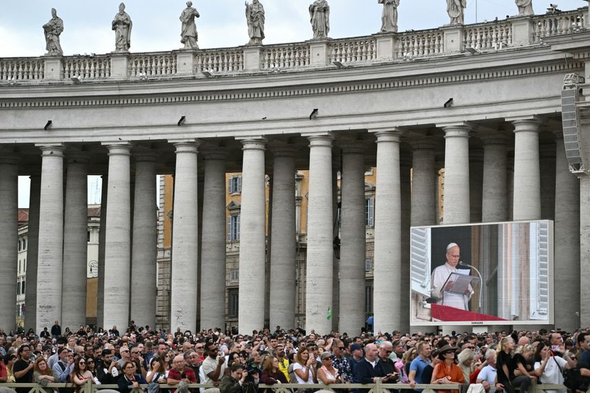 El papa saluda a la multitud en el Vaticano, por primera vez desde su operación de cáncer