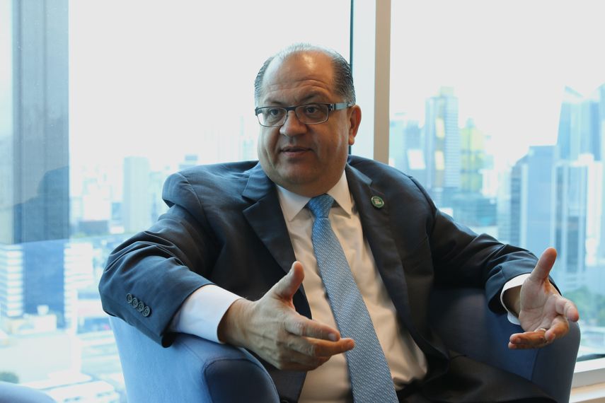 El Banco Mundial (BM) considera que "poner mucho más énfasis en la reducción de la desigualdad puede tener un impacto muy importante sobre el crecimiento económico y sobre el combate a la pobreza" en Latinoamérica y el Caribe, aseguró el director global de la Práctica Global de Pobreza y Equidad del BM, el mexicano Luis Felipe López-Calva. El Banco Mundial (BM) considera que "poner mucho más énfasis en la reducción de la desigualdad puede tener un impacto muy importante sobre el crecimiento económico y sobre el combate a la pobreza" en Latinoamérica y el Caribe, aseguró el director global de la Práctica Global de Pobreza y Equidad del BM, el mexicano Luis Felipe López-Calva.