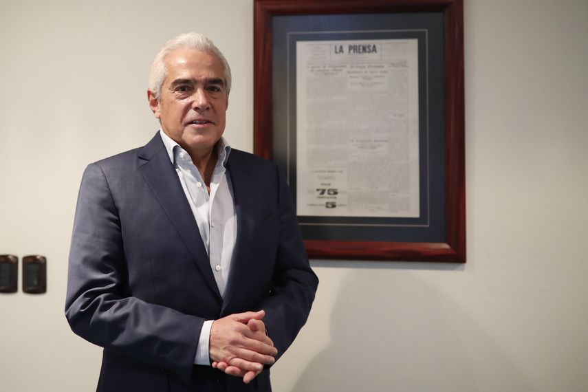 Los gobiernos de Panamá y Guatemala se encuentran con la disposición de firmar su adhesión a las declaraciones sobre libertad de prensa y expresión para garantizar estos derechos y defenderlos. Los gobiernos de Panamá y Guatemala se encuentran con la disposición de firmar su adhesión a las declaraciones sobre libertad de prensa y expresión para garantizar estos derechos y defenderlos.